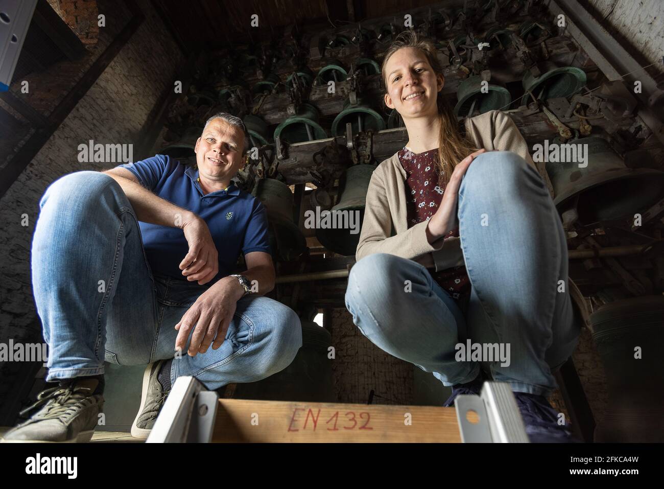 Les carillonneurs Kenneth Theunissen et Jasmijn de Wachter posent pour le photographe à Sint-Niklaas. BELGA PHOTO JAMES ARTHUR GEKIERE Banque D'Images