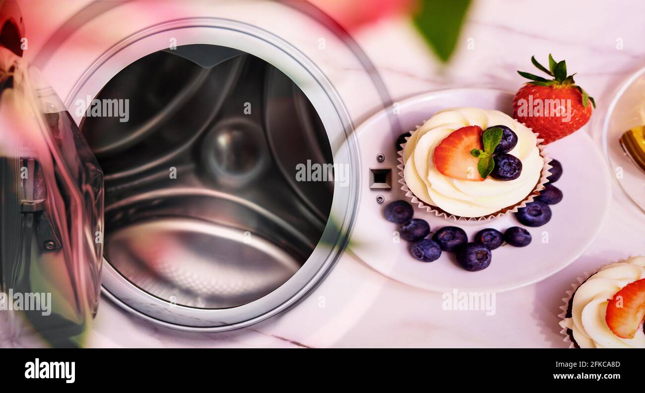 Lavage Des Taches De Baies Ouvrez Le Lave Linge Et Les Petits Gateaux Aux Baies Photo Stock Alamy