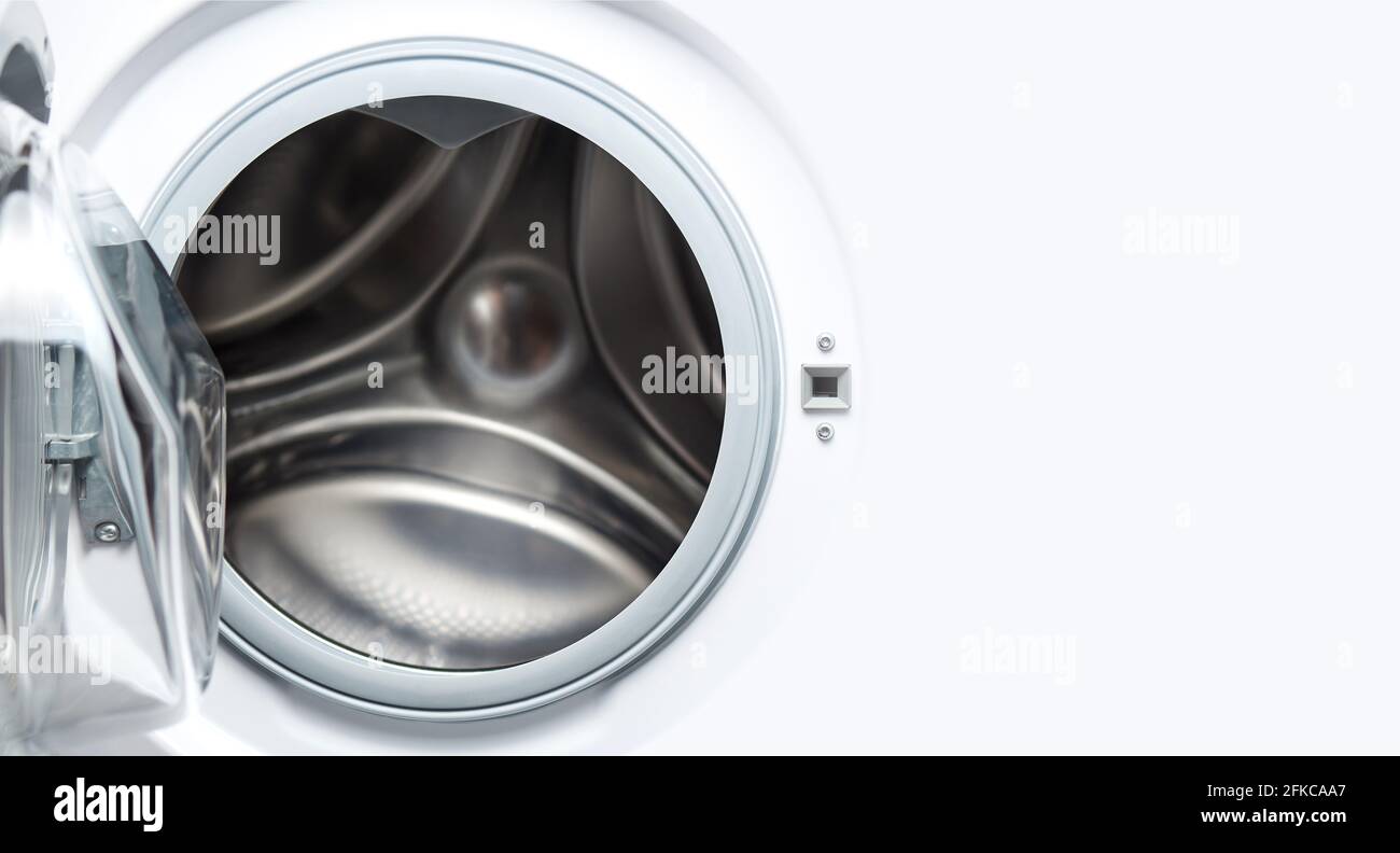 Ouvrez la porte d'un lave-linge avec un espace de copie. Banque D'Images