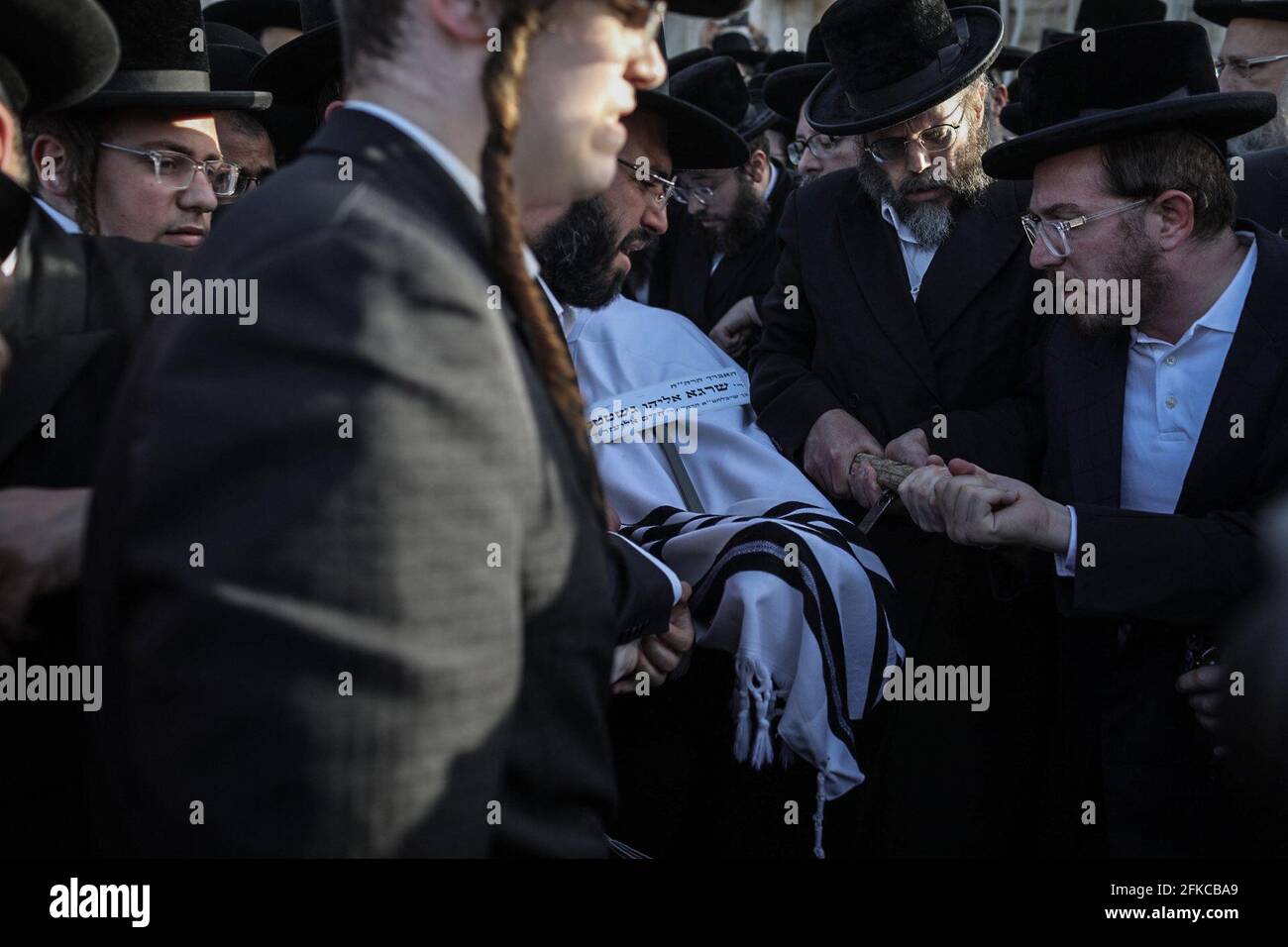 Jérusalem, Israël. 30 avril 2021. Des hommes juifs ultra-orthodoxes assistent aux funérailles d'une personne qui est décédée dans une bousculade pendant le festival religieux juif de Lag Ba'Omer au lieu de pèlerinage juif orthodoxe du Mont Meron tôt vendredi. Crédit : Ilia Yefimovich/dpa/Alay Live News Banque D'Images