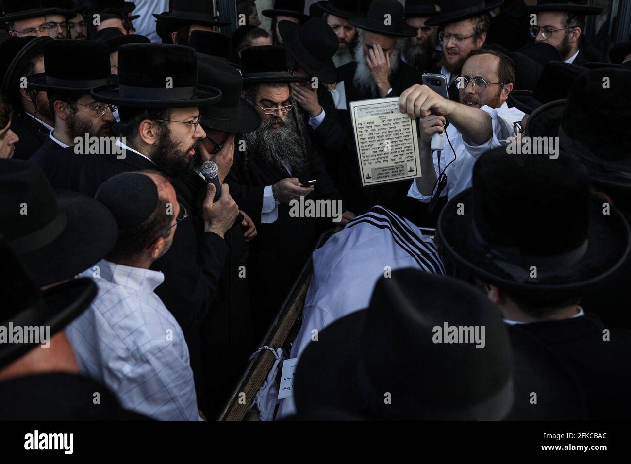 Jérusalem, Israël. 30 avril 2021. Des hommes juifs ultra-orthodoxes assistent aux funérailles d'une personne qui est décédée dans une bousculade pendant le festival religieux juif de Lag Ba'Omer au lieu de pèlerinage juif orthodoxe du Mont Meron tôt vendredi. Crédit : Ilia Yefimovich/dpa/Alay Live News Banque D'Images