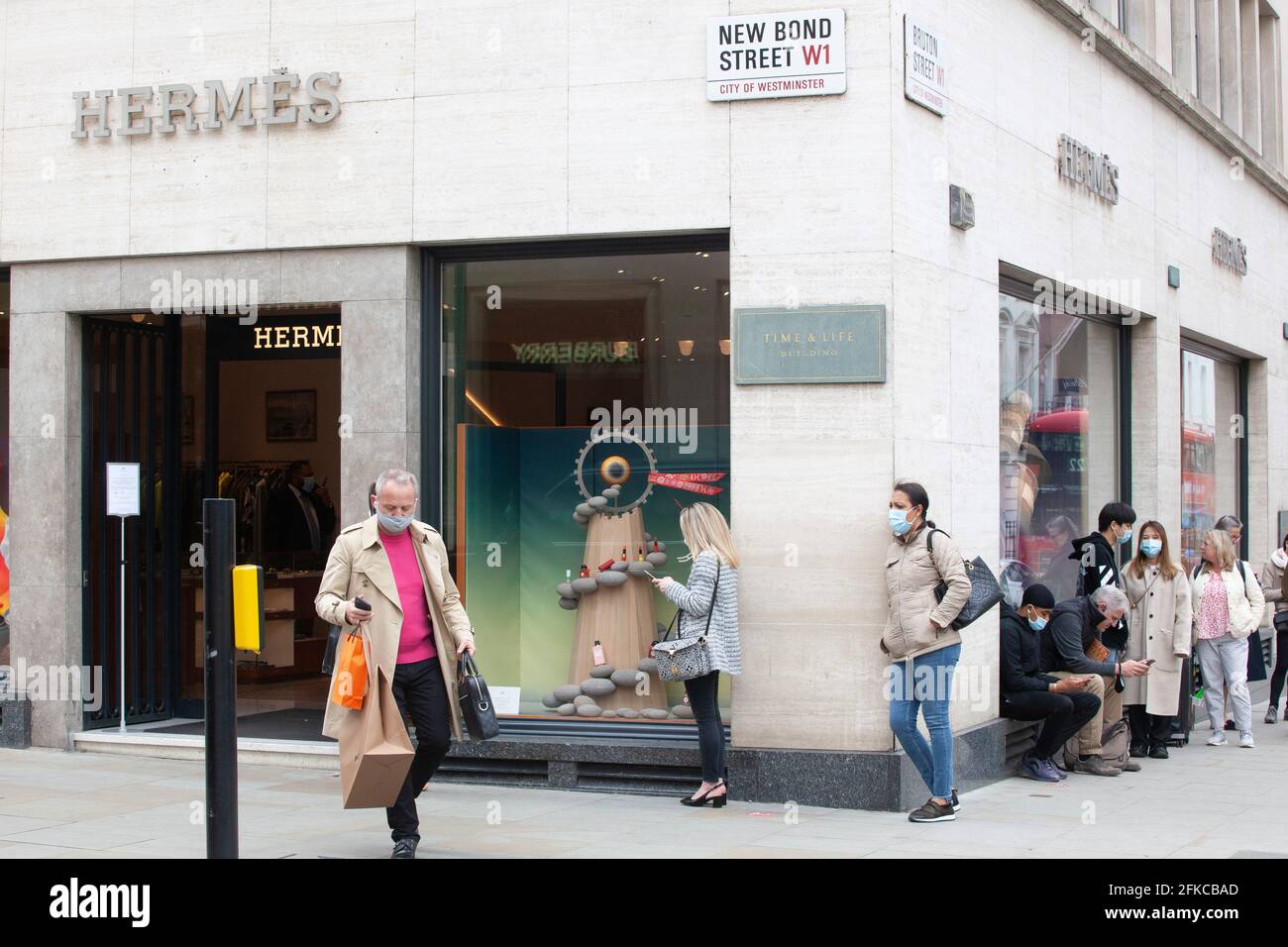 Londres, Royaume-Uni, 30 avril 2021 : même un vendredi matin, les boutiques de luxe de Bond Street attirent des clients fidèles prêts à faire la queue pour une expérience de magasinage socialement distancé et à rentrer chez eux avec des achats de marque de designer. Anna Watson/Alay Live News Banque D'Images