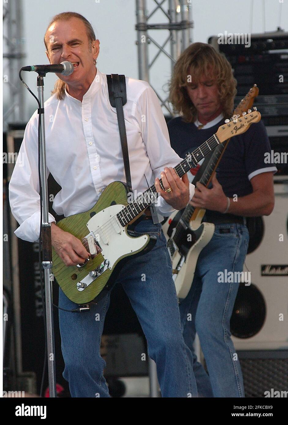 RICK PARFITT ET FRANCIS ROSSI DE STATUS QUO SUR SCÈNE À BORD DU HMS ARK ROYAL À PORTSMOUTH OÙ LE GROUPE S'EST PRODUIT POUR QUE L'ÉQUIPAGE LANCE SON NOUVEL ALBUM. PIC MIKE WALKER, 2002 Banque D'Images