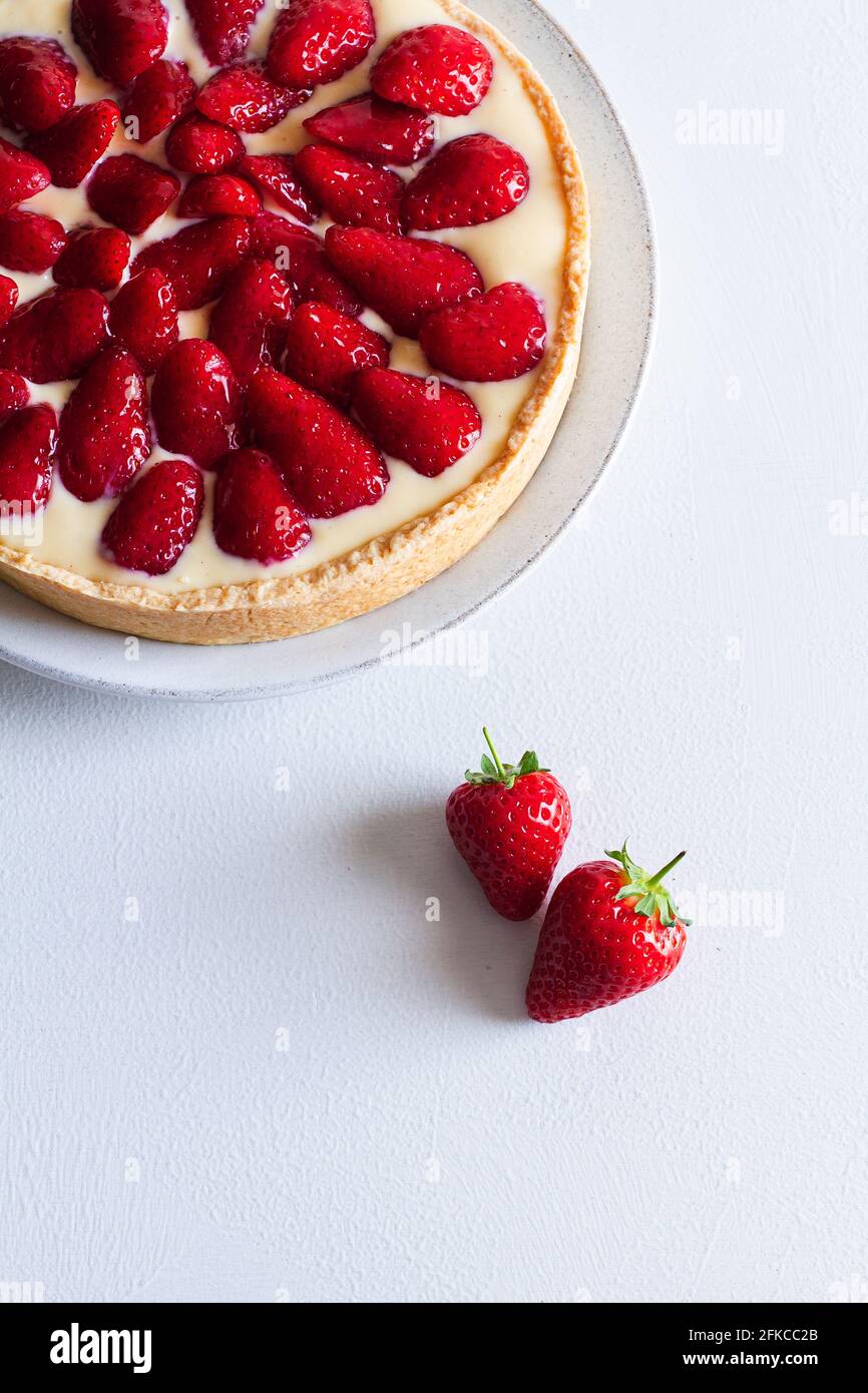 Tarte française aux fraises et crème pâtissière. Banque D'Images