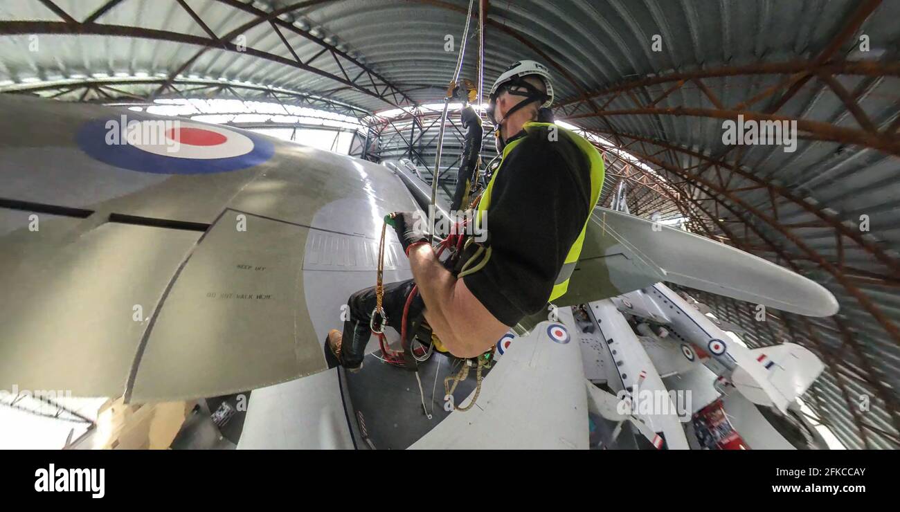 Cosford, Royaume-Uni, 30 avril 2021. Le hangar de l'exposition nationale de la Guerre froide du Musée RAF de Cosford présente un certain nombre d'avions suspendus et de gros avions, dont certains sont à plus de 100 pieds dans l'air. Avec un accès limité ou difficile pour le personnel du musée, un nettoyage annuel de l'avion plus grand et suspendu ainsi qu'une inspection des câbles de suspension sont entrepris par une équipe spécialisée utilisant une combinaison d'accès par câble et de plates-formes mécaniques. Crédit : Paul Bunch/Alay Live News Banque D'Images