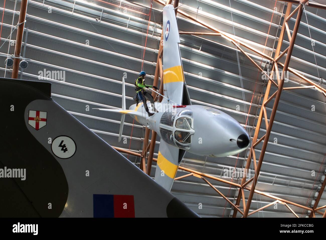 Cosford, Royaume-Uni, 30 avril 2021. Le hangar de l'exposition nationale de la Guerre froide du Musée RAF de Cosford présente un certain nombre d'avions suspendus et de gros avions, dont certains sont à plus de 100 pieds dans l'air. Avec un accès limité ou difficile pour le personnel du musée, un nettoyage annuel de l'avion plus grand et suspendu ainsi qu'une inspection des câbles de suspension sont entrepris par une équipe spécialisée utilisant une combinaison d'accès par câble et de plates-formes mécaniques. Crédit : Paul Bunch/Alay Live News Banque D'Images