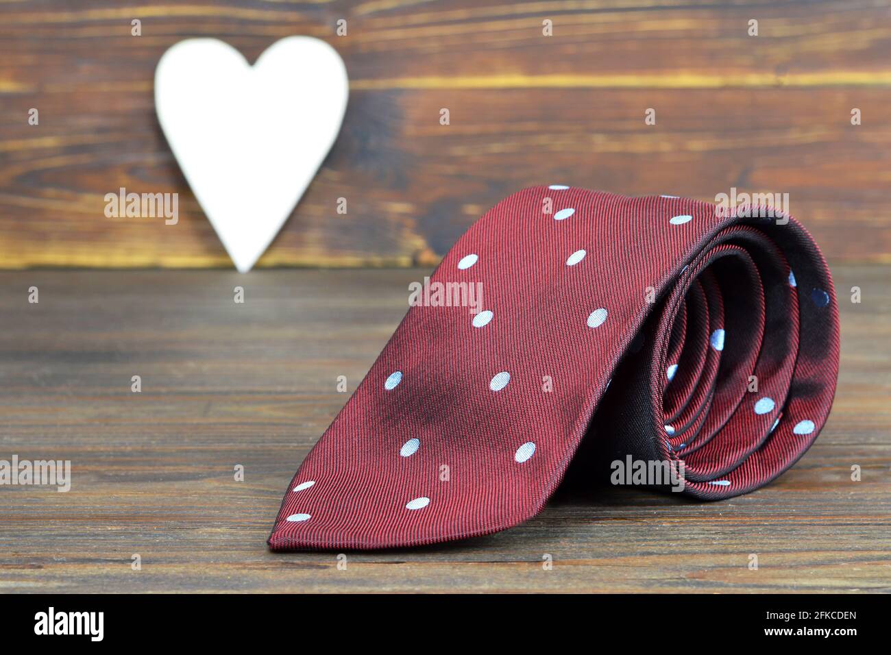 Carte de fête des pères avec cravate et coeur sur fond en bois Photo Stock  - Alamy