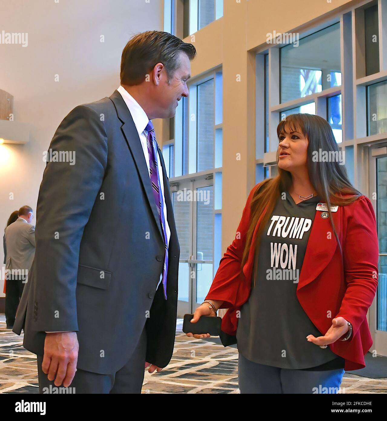 Kris Kobach, ancien secrétaire d'État du Kansas, discute avec Laura Tawater, présidente du Parti républicain du comté de Ford au Kansas, dans le hall de l'hôtel Hilton Garden, lors de la convention KSGOP à Manhattan, Kansas le 23 avril 29021 crédit : Mark Reinstein/MediaPunch Banque D'Images