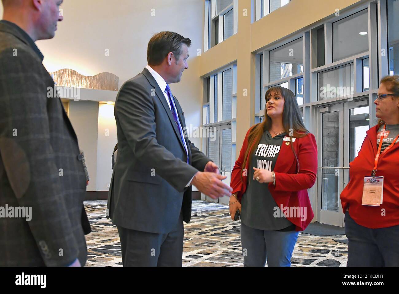 Kris Kobach, ancien secrétaire d'État du Kansas, discute avec Laura Tawater, présidente du Parti républicain du comté de Ford au Kansas, dans le hall de l'hôtel Hilton Garden, lors de la convention KSGOP à Manhattan, Kansas le 23 avril 29021 crédit : Mark Reinstein/MediaPunch Banque D'Images