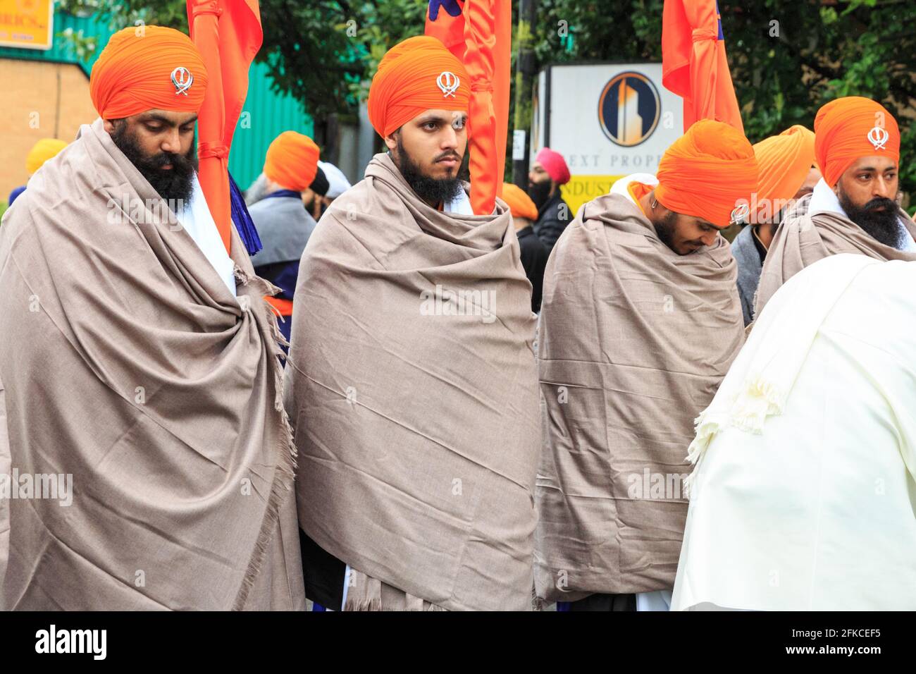 Les cinq Sikhs qui représentent le Panj Pyare (cinq bien-aimés).les Sikhs célèbrent Vaisakhi avec une procession (nagar kirtan) à Southall, Londres Banque D'Images