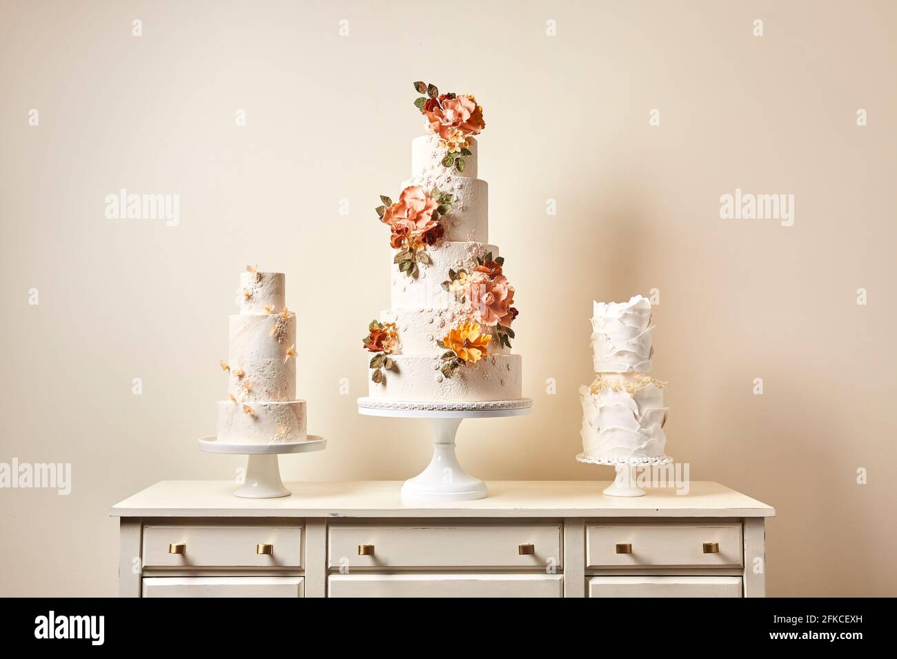 Trois gâteaux de mariage décoratifs exposés Banque D'Images