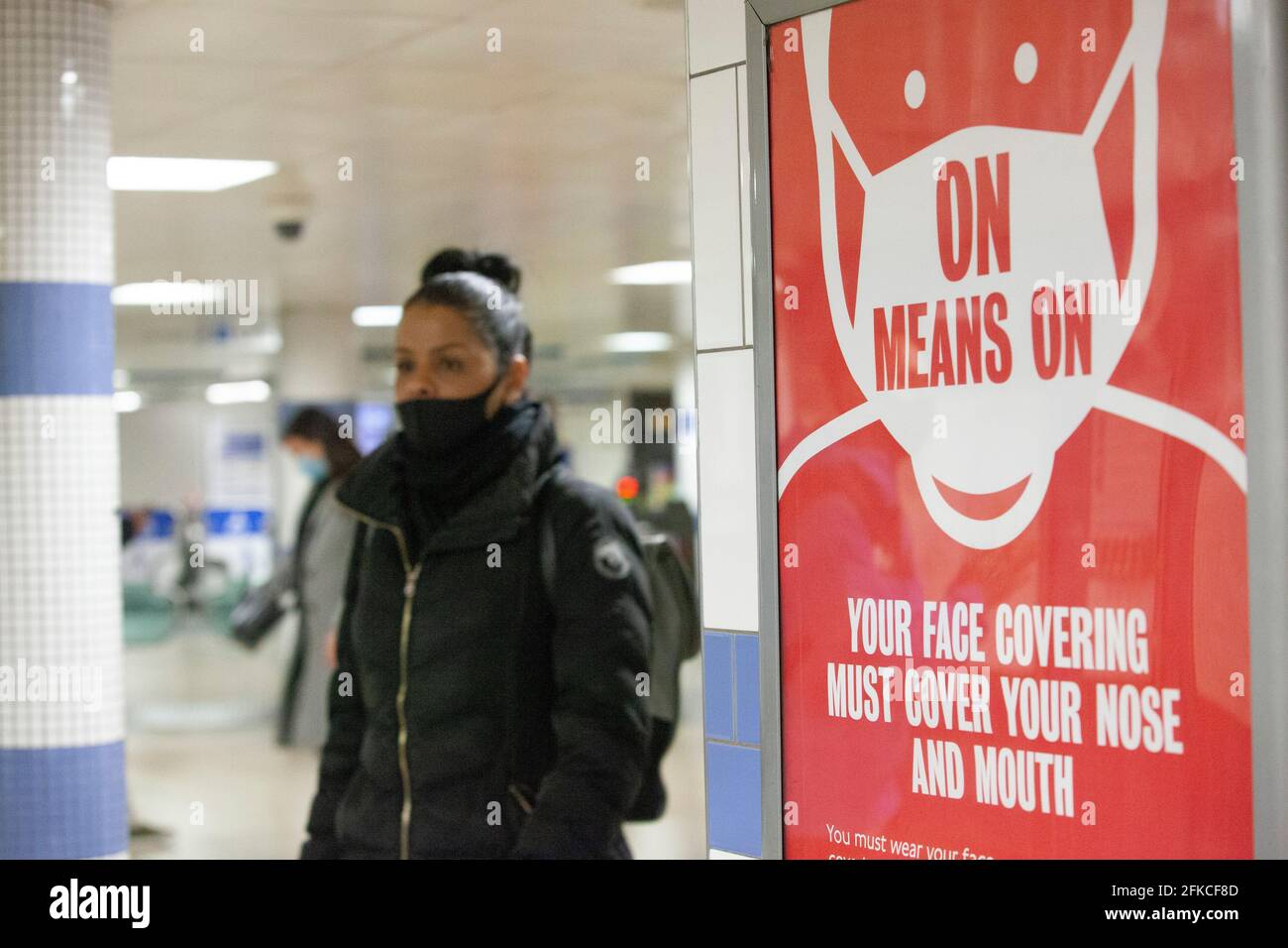 Londres, Royaume-Uni, 30 avril 2021 : à la station de métro de Green Park, une affiche rappelle aux gens que leur masque facial doit couvrir le nez et la bouche (à moins qu'un voyageur ne soit exempté). Presque tout le monde coopère. Anna Watson/Alamy Banque D'Images