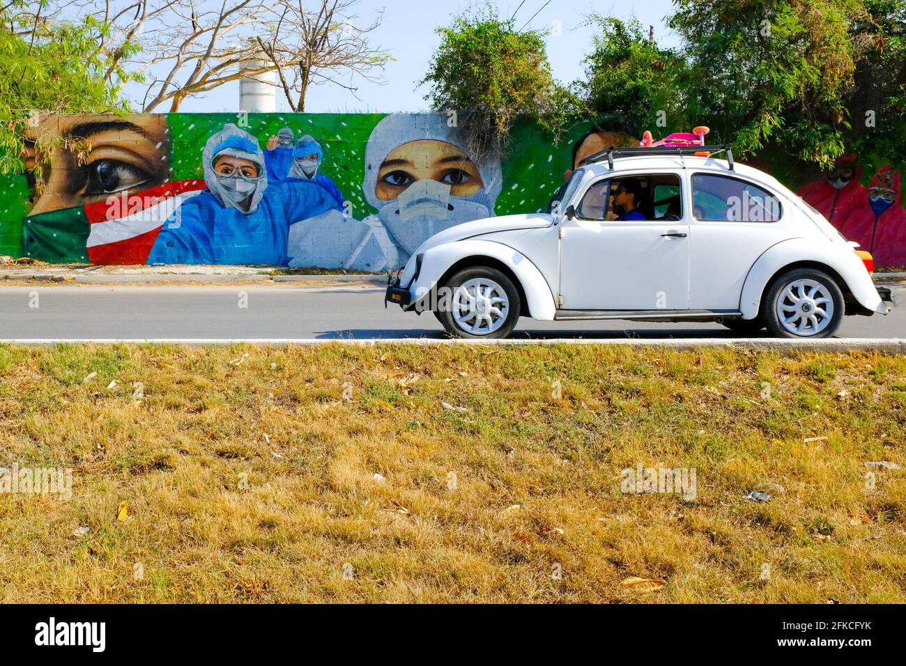 Volkswagen scarabée devant la fresque Covid-19, Merida Mexico Banque D'Images