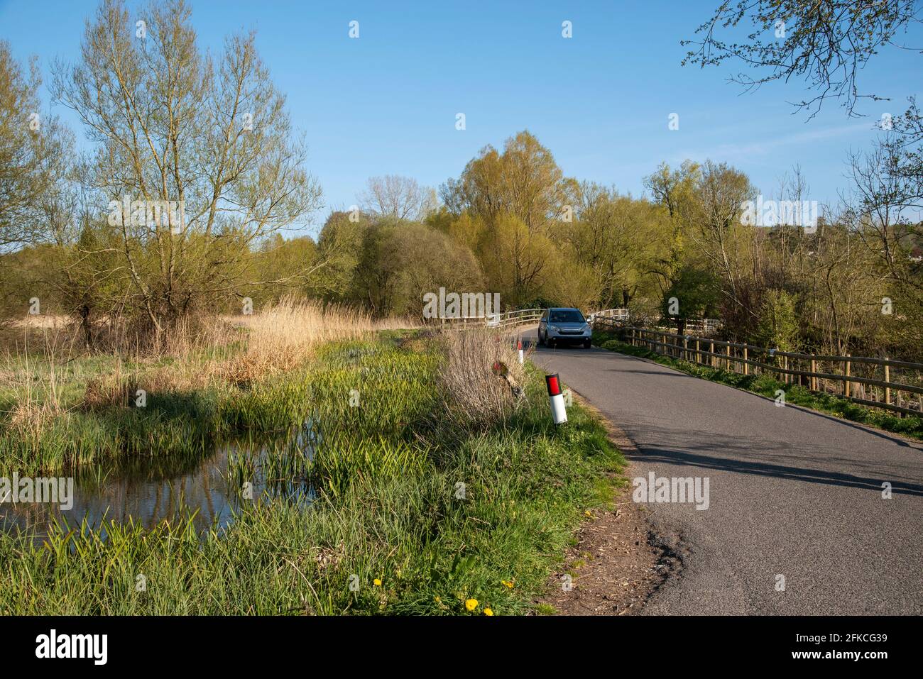 Longstock, Hampshire, Angleterre, Royaume-Uni. 2021. Véhicule roulant sur une voie de campagne tranquille dans la campagne anglaise. ROYAUME-UNI Banque D'Images