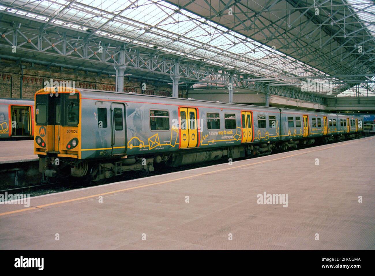 Southport, Royaume-Uni - 7 avril 2021 : un train électrique MerseyRail (classe 507) s'arrête à la gare de Southport. Banque D'Images