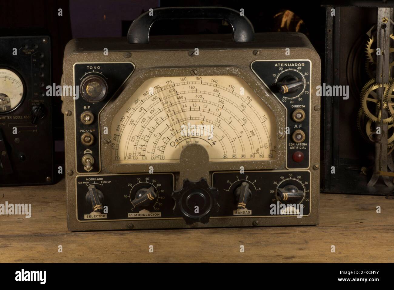 Vieux gadgets électroniques sur une table en bois, ancienne technologie. Banque D'Images