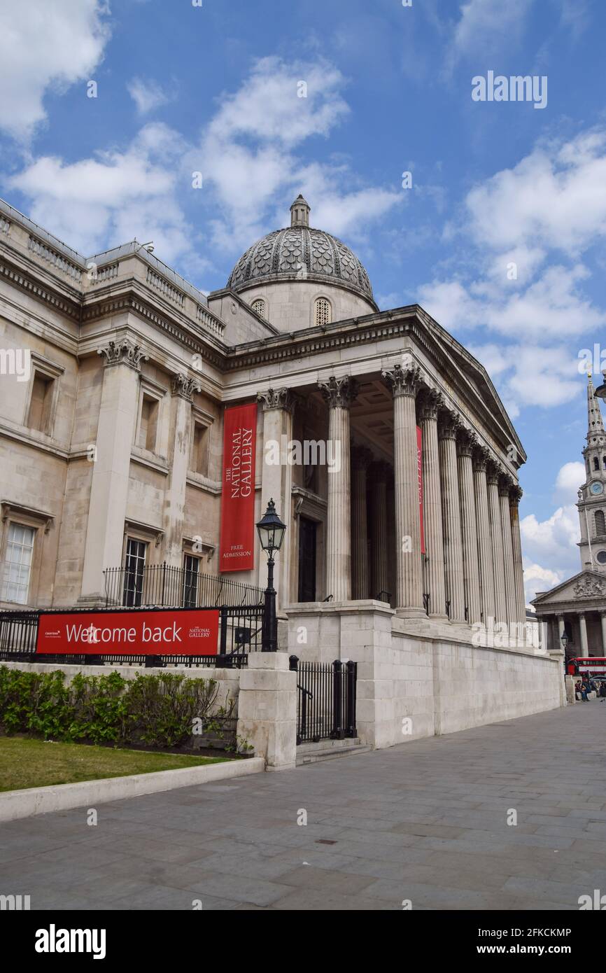 Londres, Royaume-Uni. 30 avril 2021. Un panneau de bienvenue au National Gallery de Trafalgar Square, qui a été fermé pendant une grande partie du temps depuis le début de la pandémie du coronavirus. Les musées doivent rouvrir le 17 mai. Banque D'Images