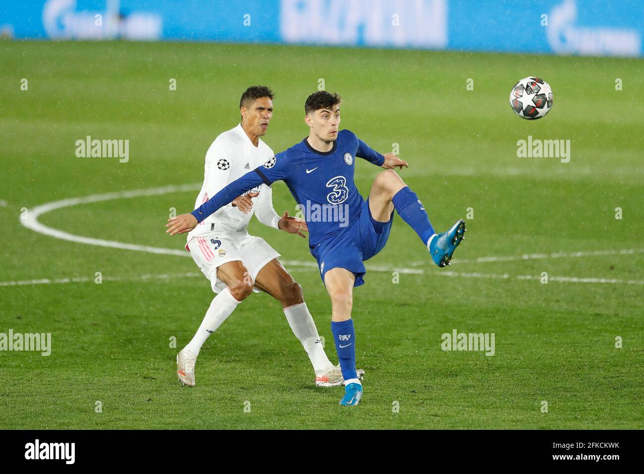 Madrid, Espagne. 27 avril 2021. (G-D) Raphael Varane (Real), Kai Havertz (Chelsea) football : Ligue des champions de l'UEFA demi-finales 1er match de pied entre Real Madrid CF 1-1 Chelsea FC à l'Estadio Alfredo Di Stefano à Madrid, Espagne . Crédit: Mutsu Kawamori/AFLO/Alay Live News Banque D'Images