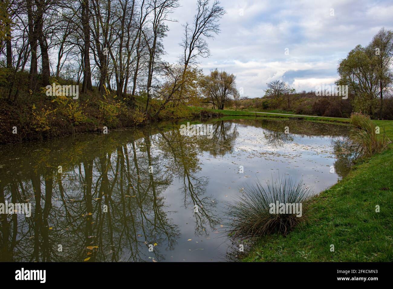 Petit lac pour la pêche au niveau de l'eau calme Banque D'Images