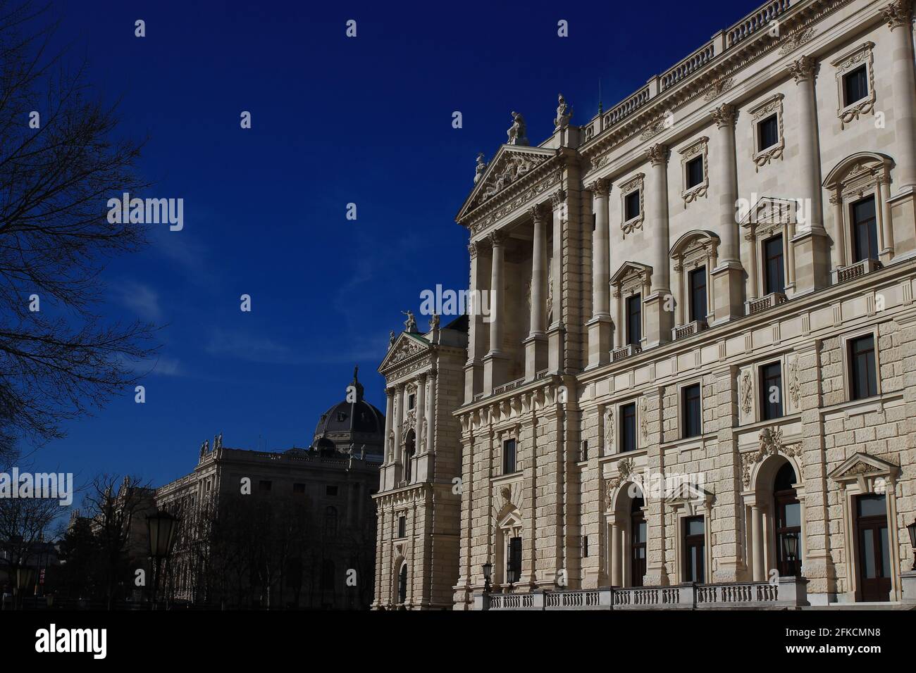 Vue sur la façade néoclassique de Neue Burg (nouveau château), siège de la Bibliothèque nationale et du Musée d'Histoire de l'Art, à Vienne, Autriche. Banque D'Images