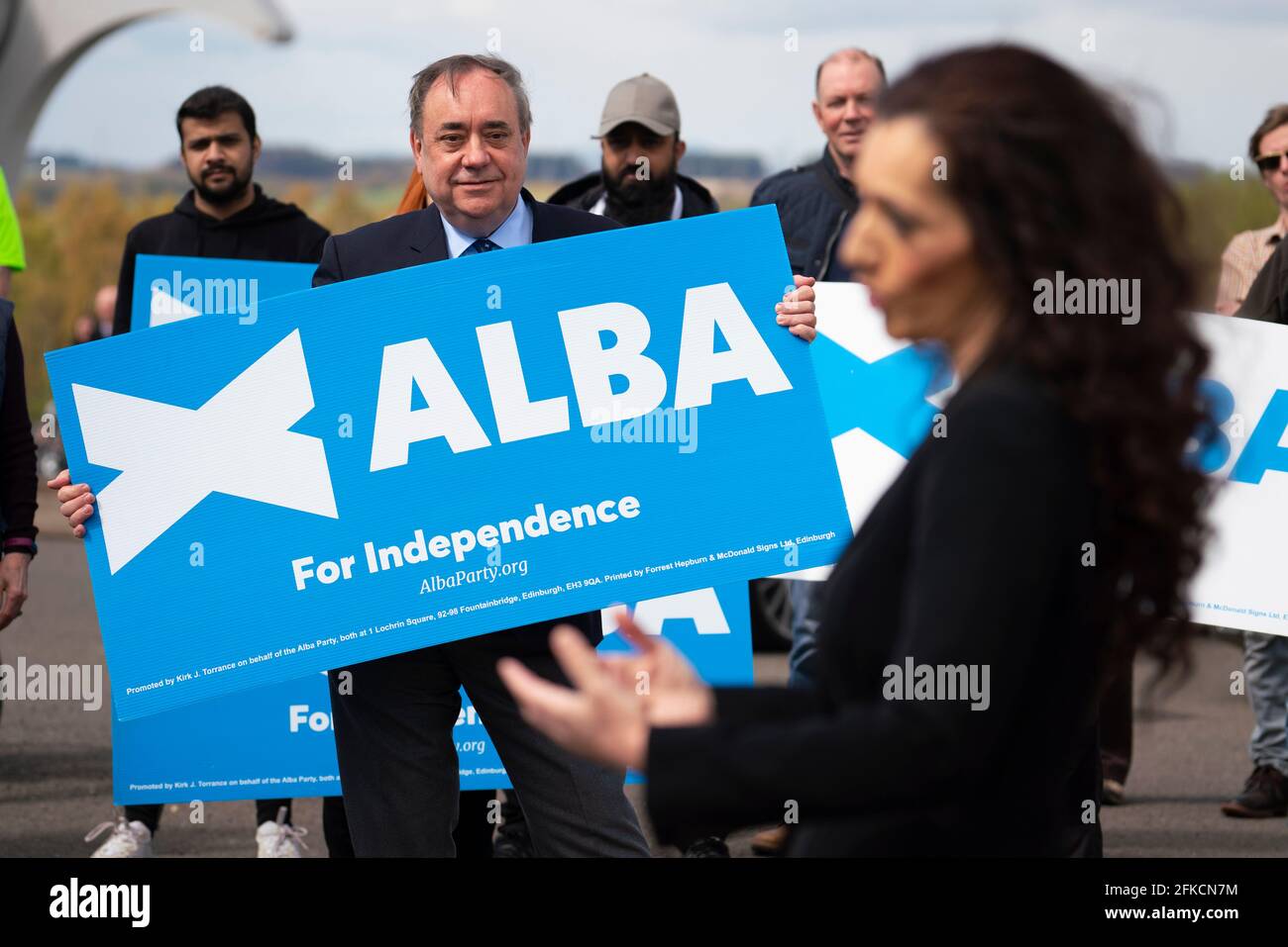 Falkirk, Écosse, Royaume-Uni. 30 avril 2021. Le leader du nationaliste pro-écossais Alba Party , Alex Salmond, fait campagne avec les partisans du parti à la roue Falkirk avant les élections écossaises le 6 mai. Pic; Alex Salmond montres Tasmina Ahmed-Sheikh. Iain Masterton/Alay Live News Banque D'Images