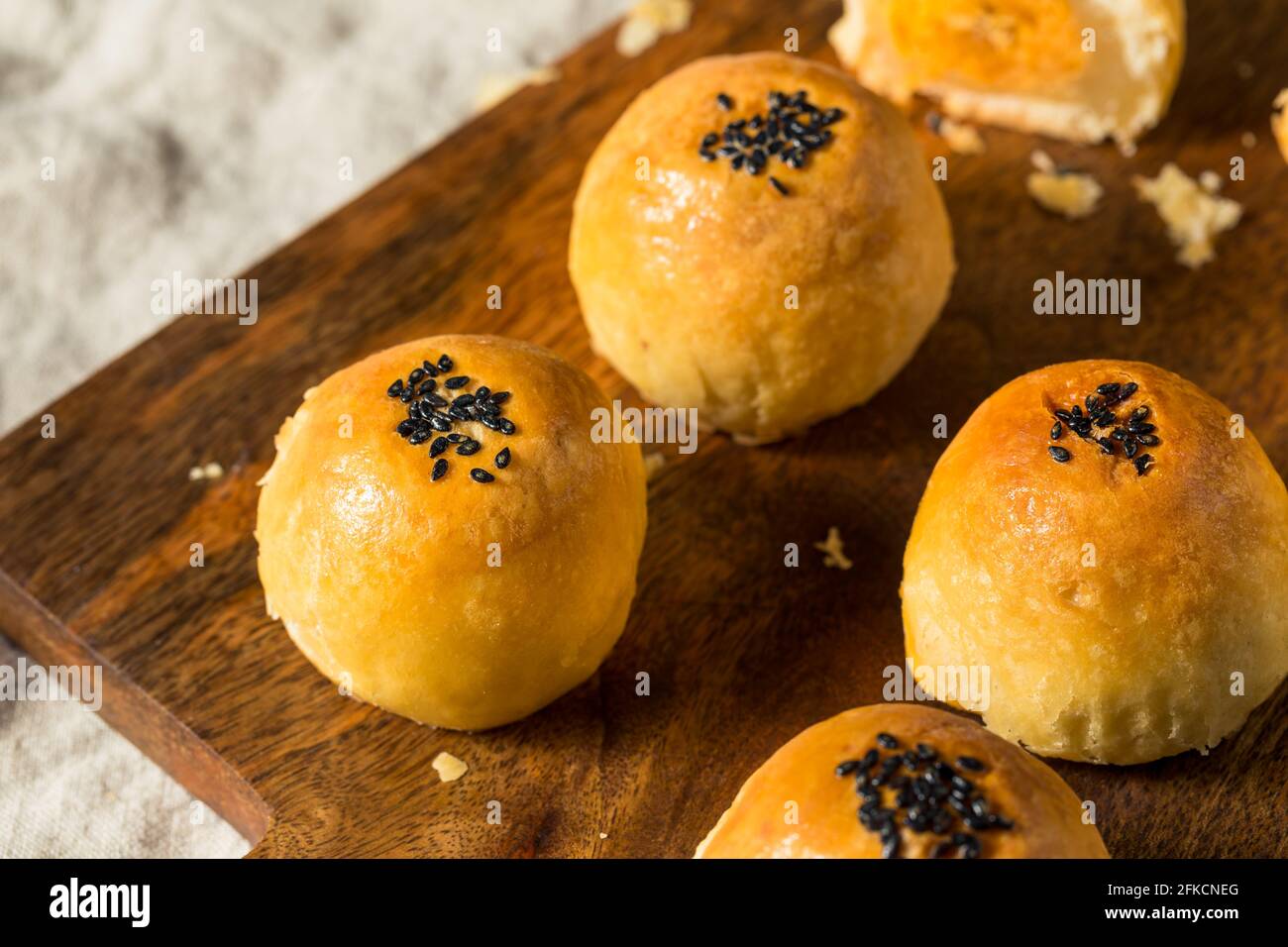 Pâtisserie chinoise maison Dan Huang su Mooncake avec œuf salé Banque D'Images