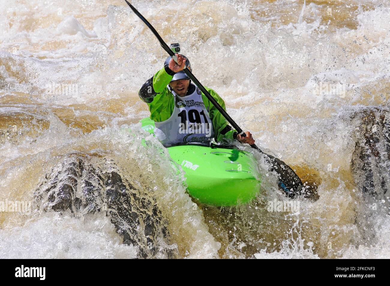 Kayak en eau vive à Homestake Creek lors des Teva Mountain Games 2011, Vail, Colorado, États-Unis Banque D'Images