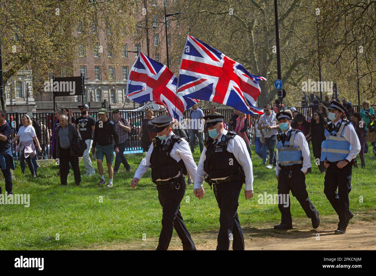 24 avril 2021, Londres, Angleterre, Royaume-Uni : le manifestant porte le drapeau syndical à travers Hyde Park lors de la manifestation anti-verrouillage ‘Unite for Freedom’. Banque D'Images