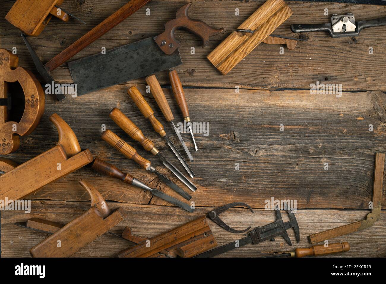 Outils de menuiserie sur fond de table en bois avec espace de copie Banque D'Images