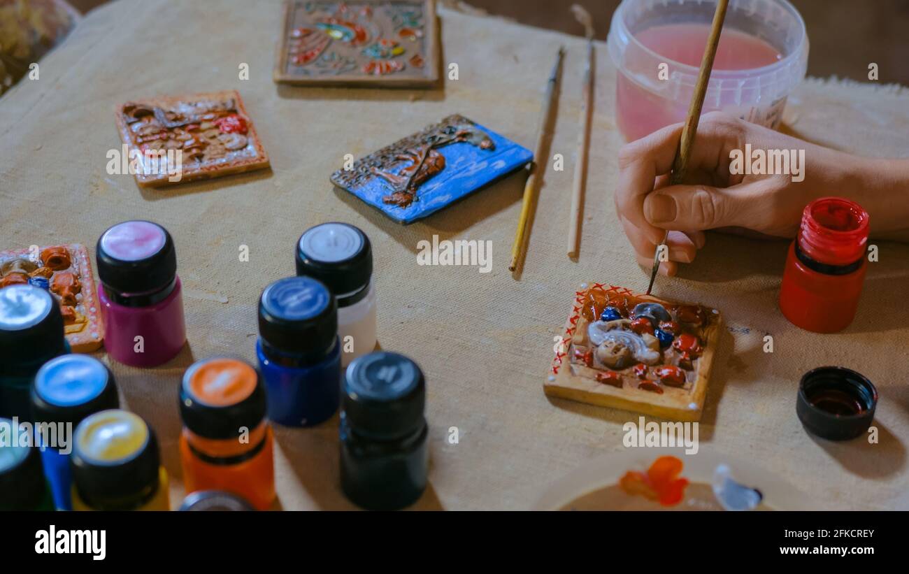 Femme professionnelle potter en céramique peinture aimant de réfrigérateur de souvenirs Banque D'Images