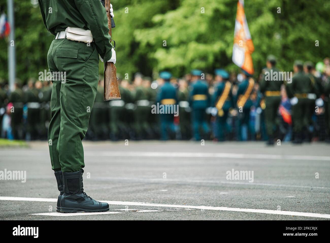 Vacances militaires en ville, défilé des forces armées du pays une marche solennelle à travers les rues de la ville, soldats en uniforme clairement estampage dans le colum Banque D'Images