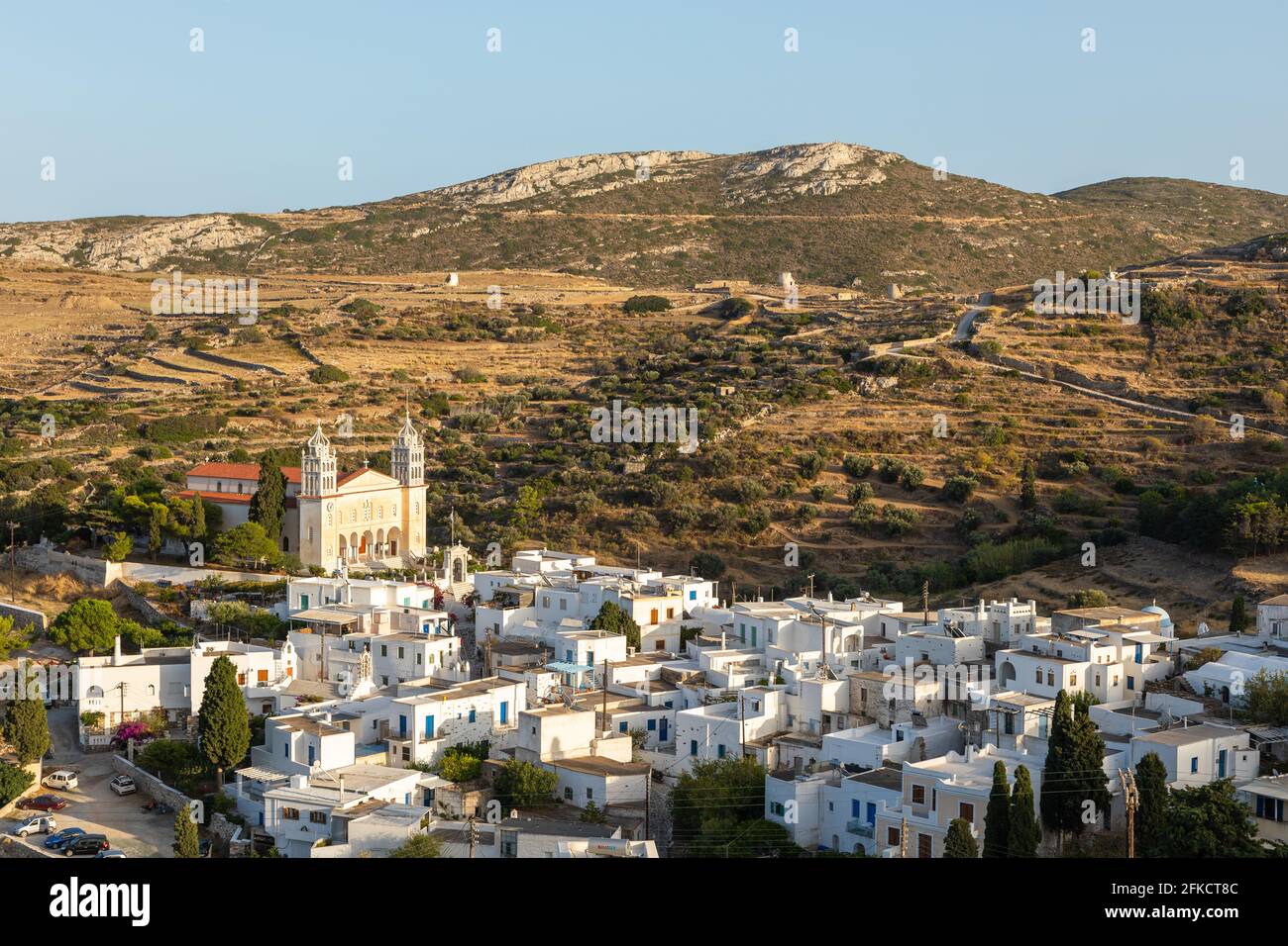 Lefkes, île de Paros, Grèce - 27 septembre 2020 : vue sur Saint Ioannis Kleidonias dans le centre de Lefkes. Bâtiment haut dans le cadre de Banque D'Images