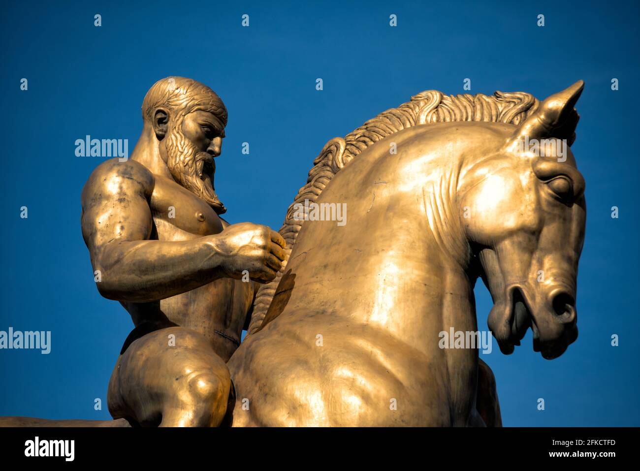 Art of War Valor Statue Washington DC // WASHINGTON DC — la statue représentant la valeur qui fait partie des Arts of War and Peace, une collection de quatre statues de bronze dans les parcs East Potomac et West Potomac. Les Arts of War se dressent à l'extrémité est du pont commémoratif d'Arlington, en face du Lincoln Memorial. Les Arts de la paix se tiennent juste au nord. Les Arts Art Déco de la guerre ont été sculptés par le sculpteur américain Leo Friedlander. Banque D'Images