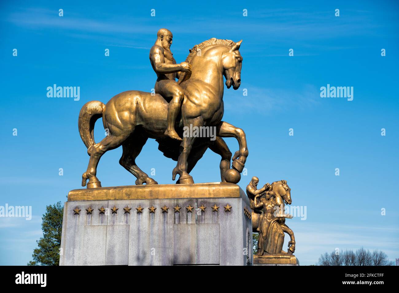 Art of War Valor Statue Washington DC // WASHINGTON DC — la statue représentant la valeur qui fait partie des Arts of War and Peace, une collection de quatre statues de bronze dans les parcs East Potomac et West Potomac. Les Arts of War se dressent à l'extrémité est du pont commémoratif d'Arlington, en face du Lincoln Memorial. Les Arts de la paix se tiennent juste au nord. Les Arts Art Déco de la guerre ont été sculptés par le sculpteur américain Leo Friedlander. Banque D'Images