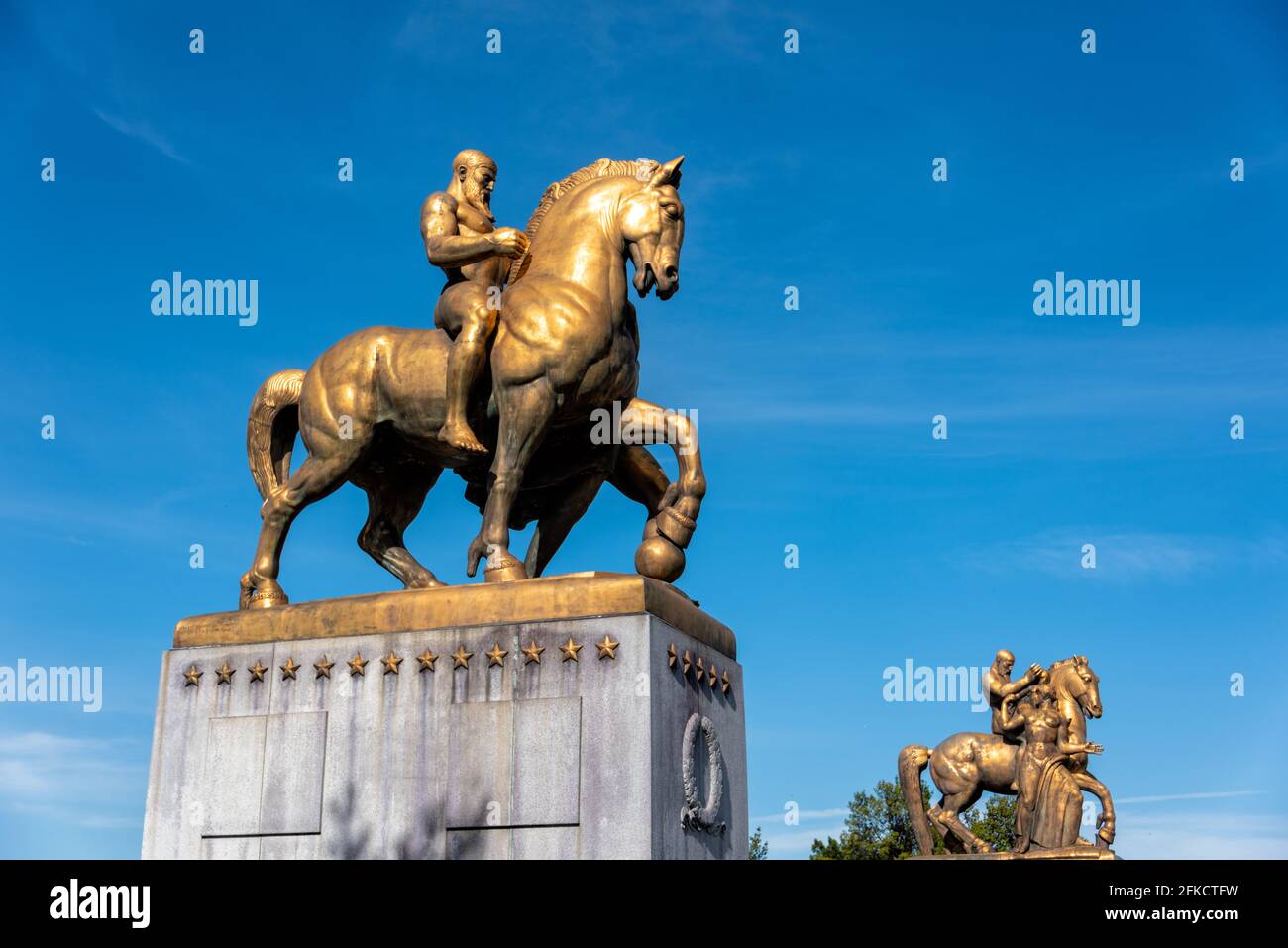 Art of War Valor Statue Washington DC // WASHINGTON DC — la statue représentant la valeur qui fait partie des Arts of War and Peace, une collection de quatre statues de bronze dans les parcs East Potomac et West Potomac. Les Arts of War se dressent à l'extrémité est du pont commémoratif d'Arlington, en face du Lincoln Memorial. Les Arts de la paix se tiennent juste au nord. Les Arts Art Déco de la guerre ont été sculptés par le sculpteur américain Leo Friedlander. Banque D'Images