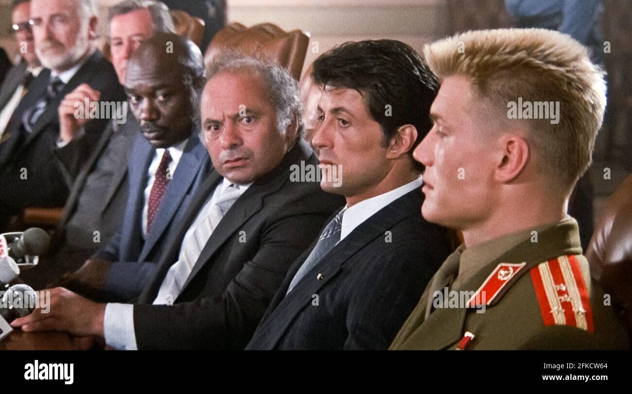 etats unis burt young dolph lundgren et sylvester stallone dans une scene du film c mgm ua rocky iv 1985 complot rocky balboa est fier de remporter le championnat mondial de boxe poids