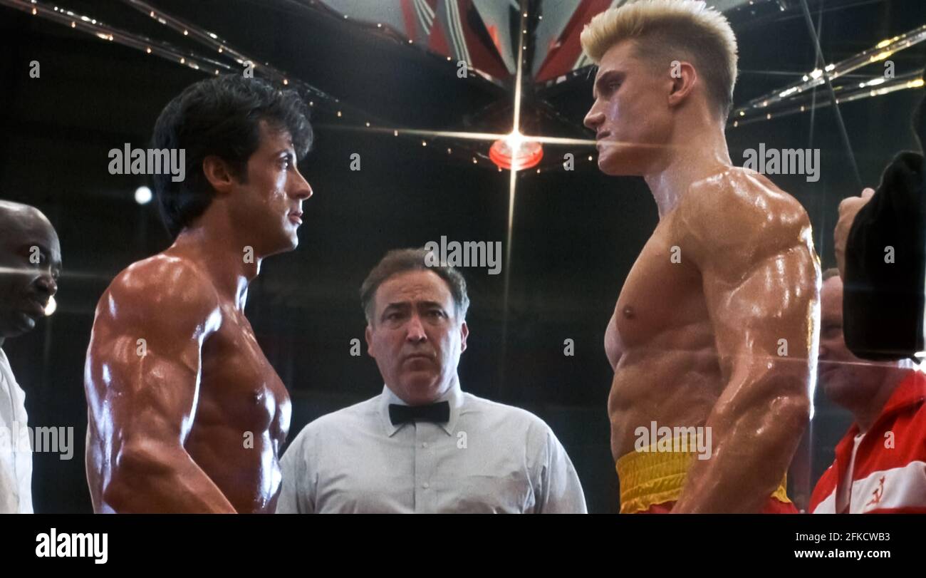 etats unis sylvester stallone et dolph lundgren dans une scene du film c mgm ua rocky iv 1985 complot rocky balboa est fier de remporter le championnat mondial de boxe poids lourd mais un