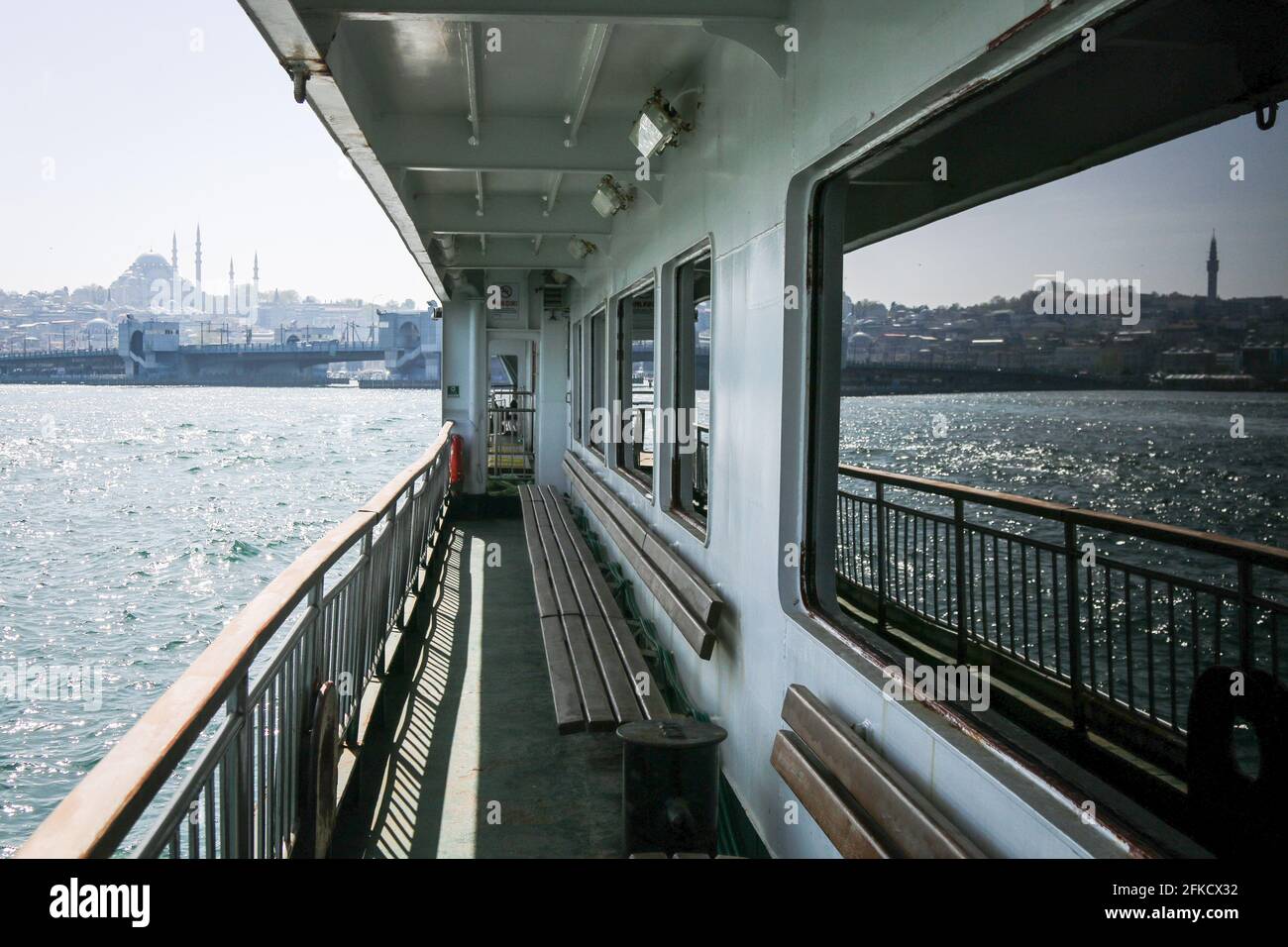 Istanbul, Turquie. 30 avril 2021. Un ferry pour passagers vide. Le gouvernement turc a approuvé une fermeture complète de trois semaines, qui durera jusqu'au 17 mai, pour réduire la hausse des cas de coronavirus. Le premier jour de cette fermeture, les rues étaient presque vides. (Photo de Hakan Akgun/SOPA Images/Sipa USA) crédit: SIPA USA/Alay Live News Banque D'Images