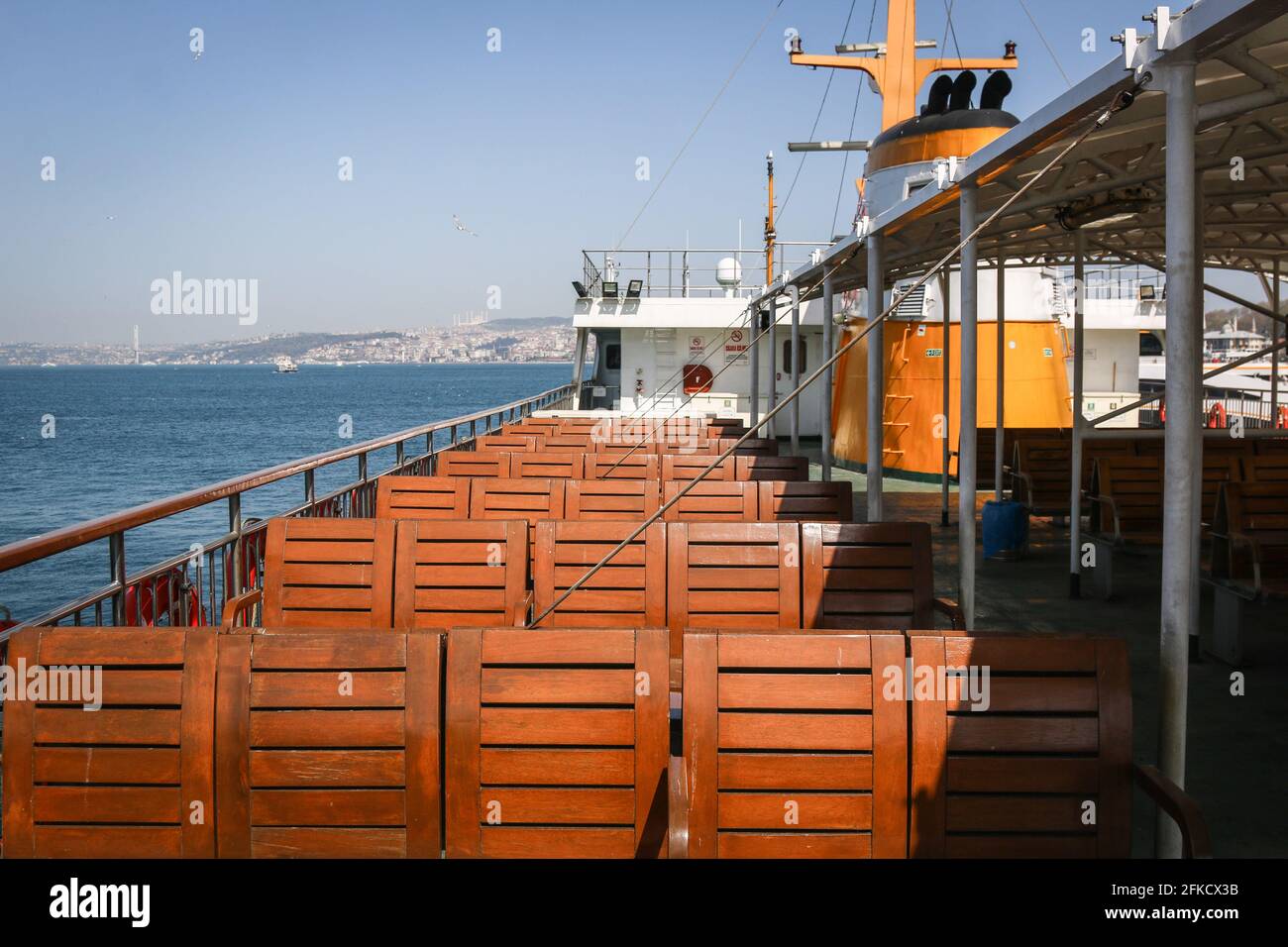 Istanbul, Turquie. 30 avril 2021. Un ferry pour passagers vide. Le gouvernement turc a approuvé une fermeture complète de trois semaines, qui durera jusqu'au 17 mai, pour réduire la hausse des cas de coronavirus. Le premier jour de cette fermeture, les rues étaient presque vides. (Photo de Hakan Akgun/SOPA Images/Sipa USA) crédit: SIPA USA/Alay Live News Banque D'Images