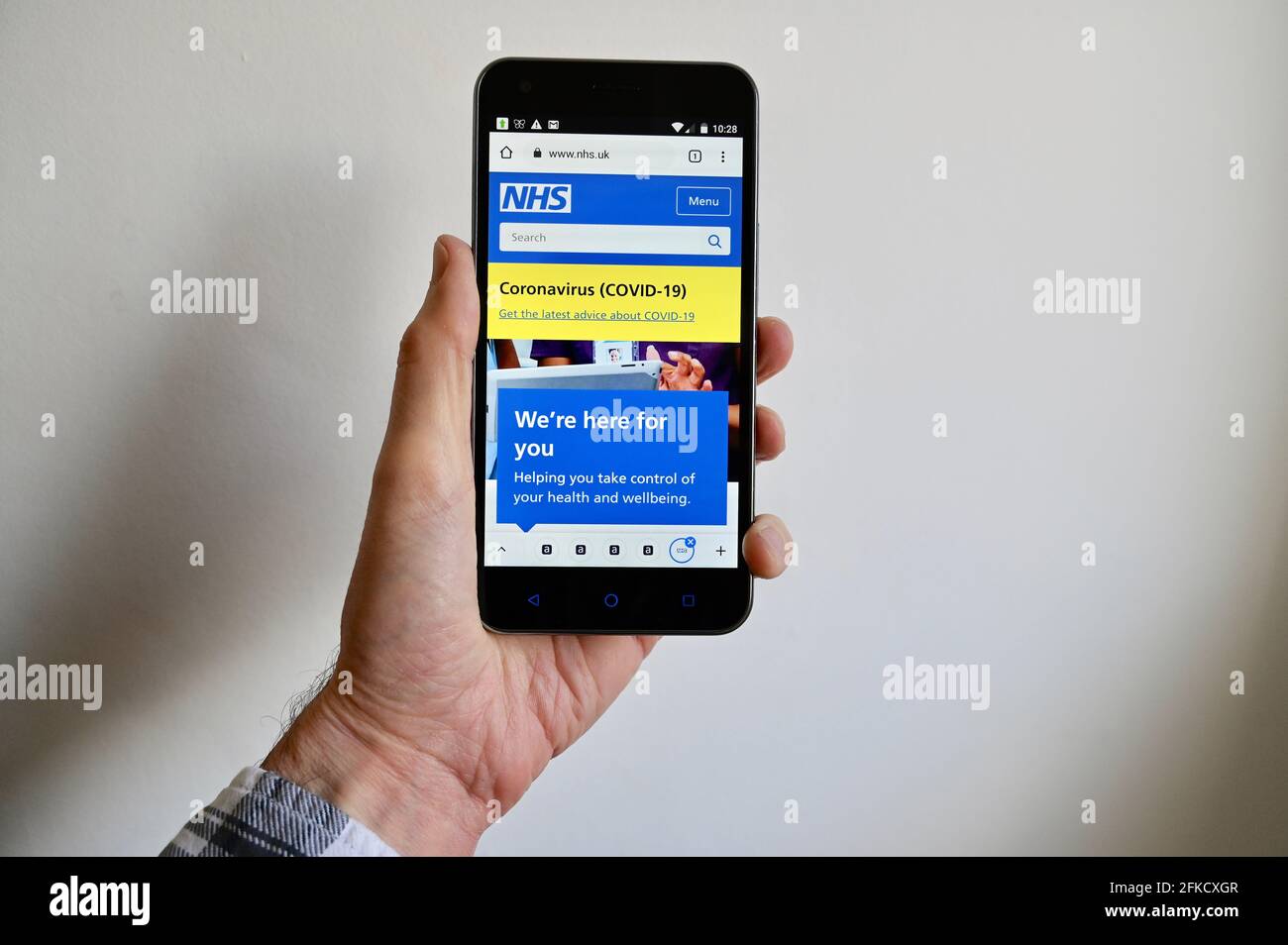 Coronavirus COVID-19 NHS site Web vu sur un téléphone mobile. Banque D'Images