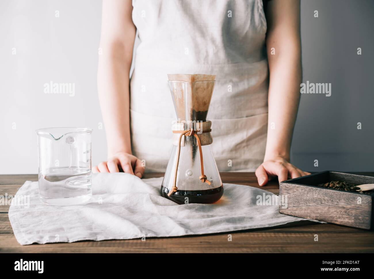 Cafetière manuelle en verre avec filtre et café fraîchement préparé  intérieur sur une table en bois Photo Stock - Alamy