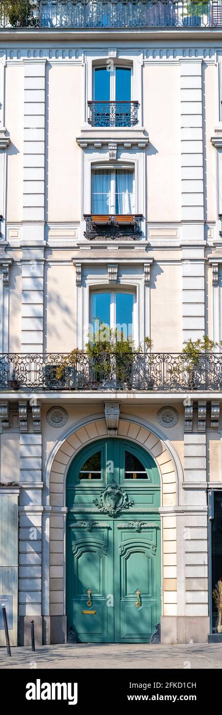 Paris, une ancienne porte en bois, bâtiment typique du centre Banque D'Images