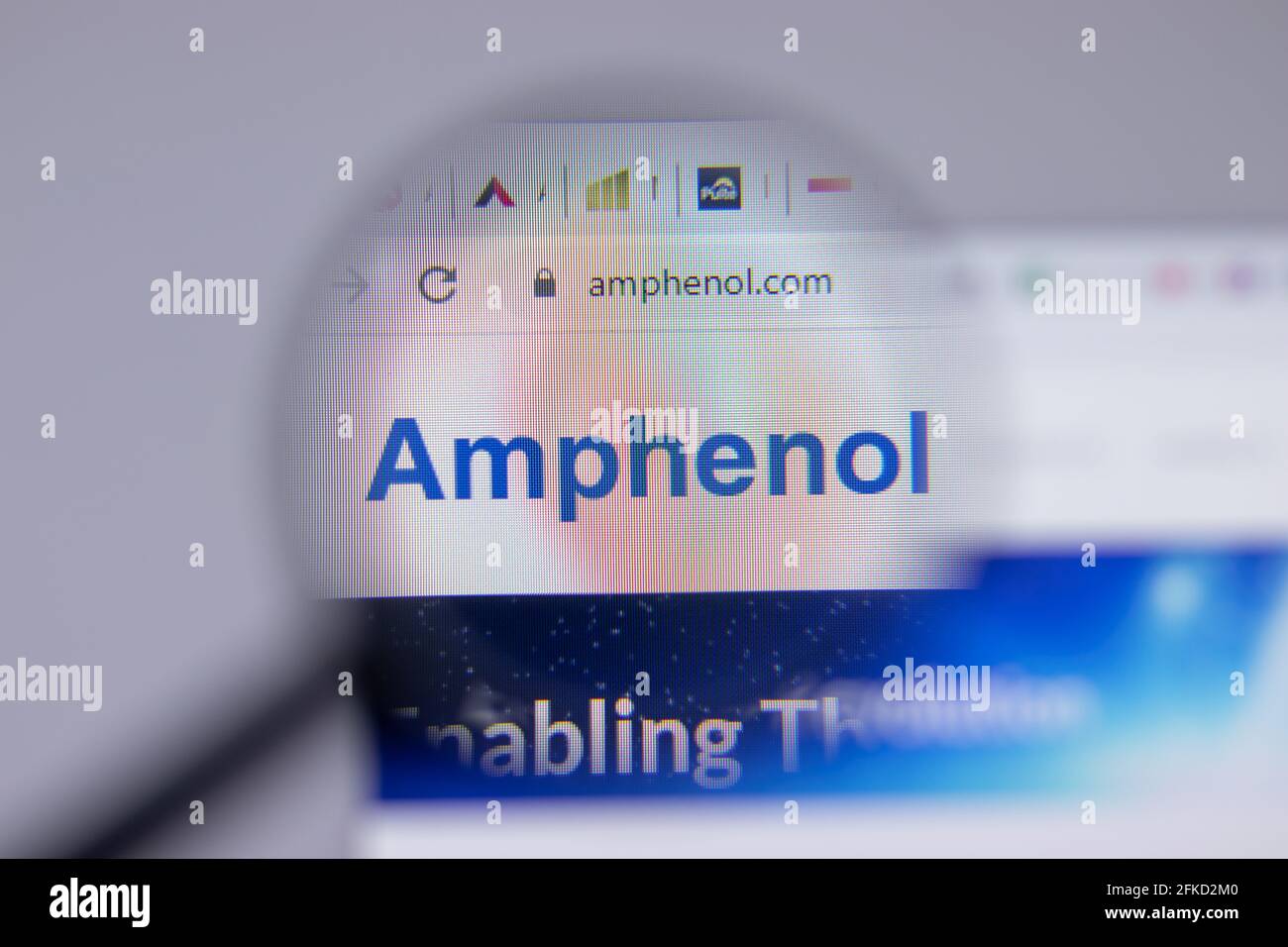 New York, Etats-Unis - 26 avril 2021 : gros plan du logo de la société Amphenol Corporation sur la page du site Web, Editorial Banque D'Images