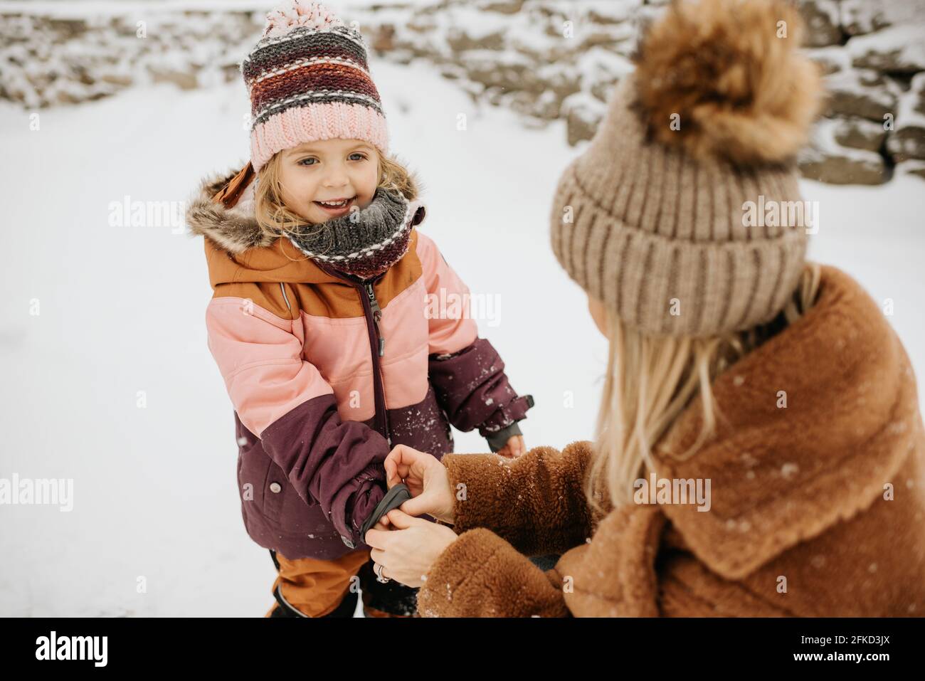 Canada, Ontario, mère veste d'hiver ajustée pour fille (2-3) Banque D'Images