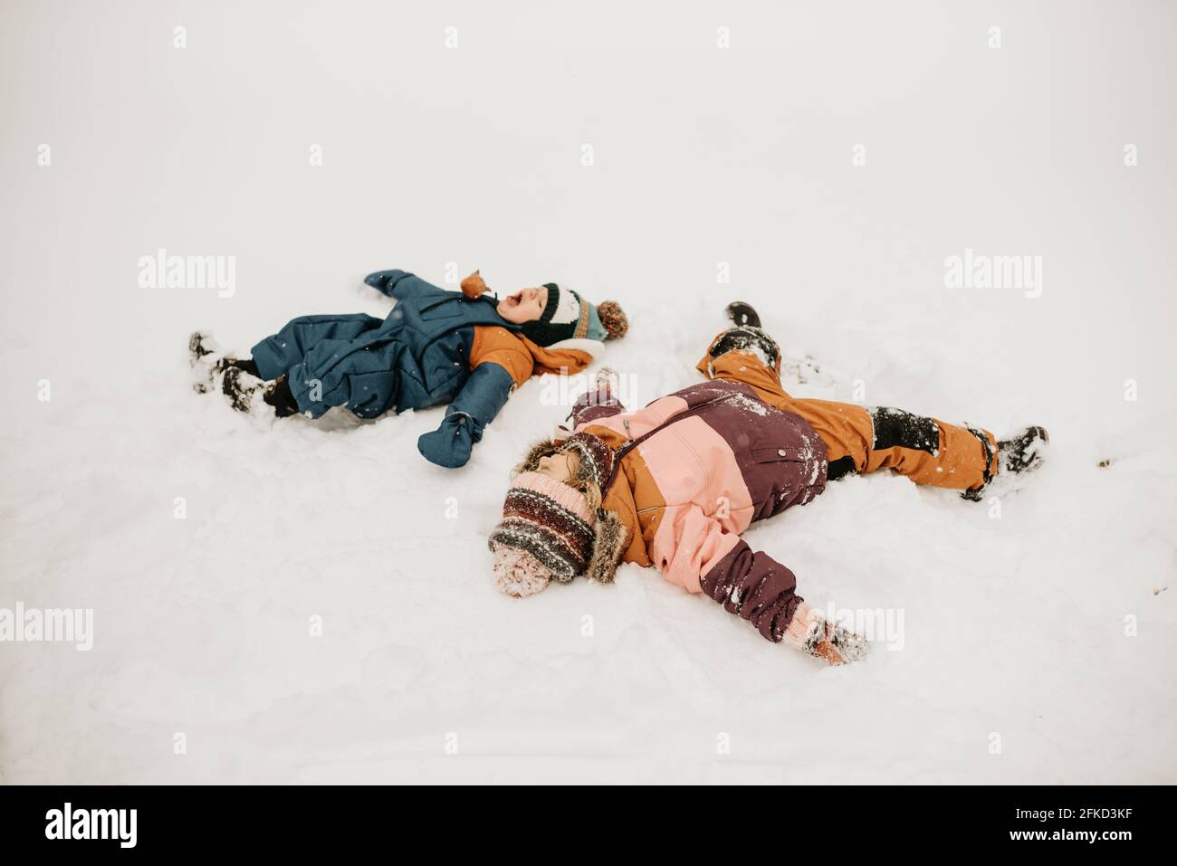 Canada, Ontario, frère et sœur faisant des anges de neige Banque D'Images