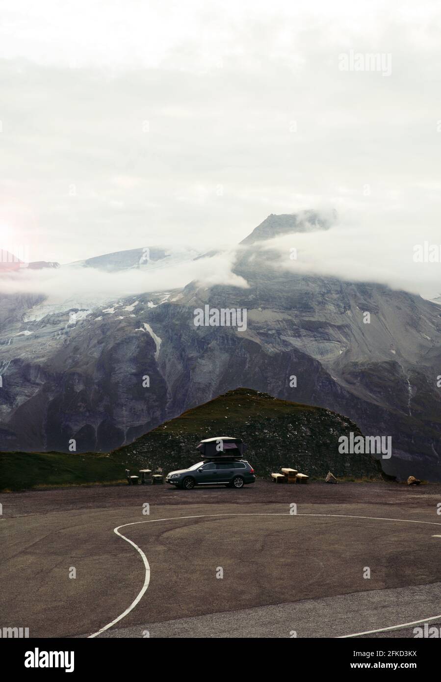 Italie, Autriche, voiture avec tente sur le toit en paysage de montagne Banque D'Images