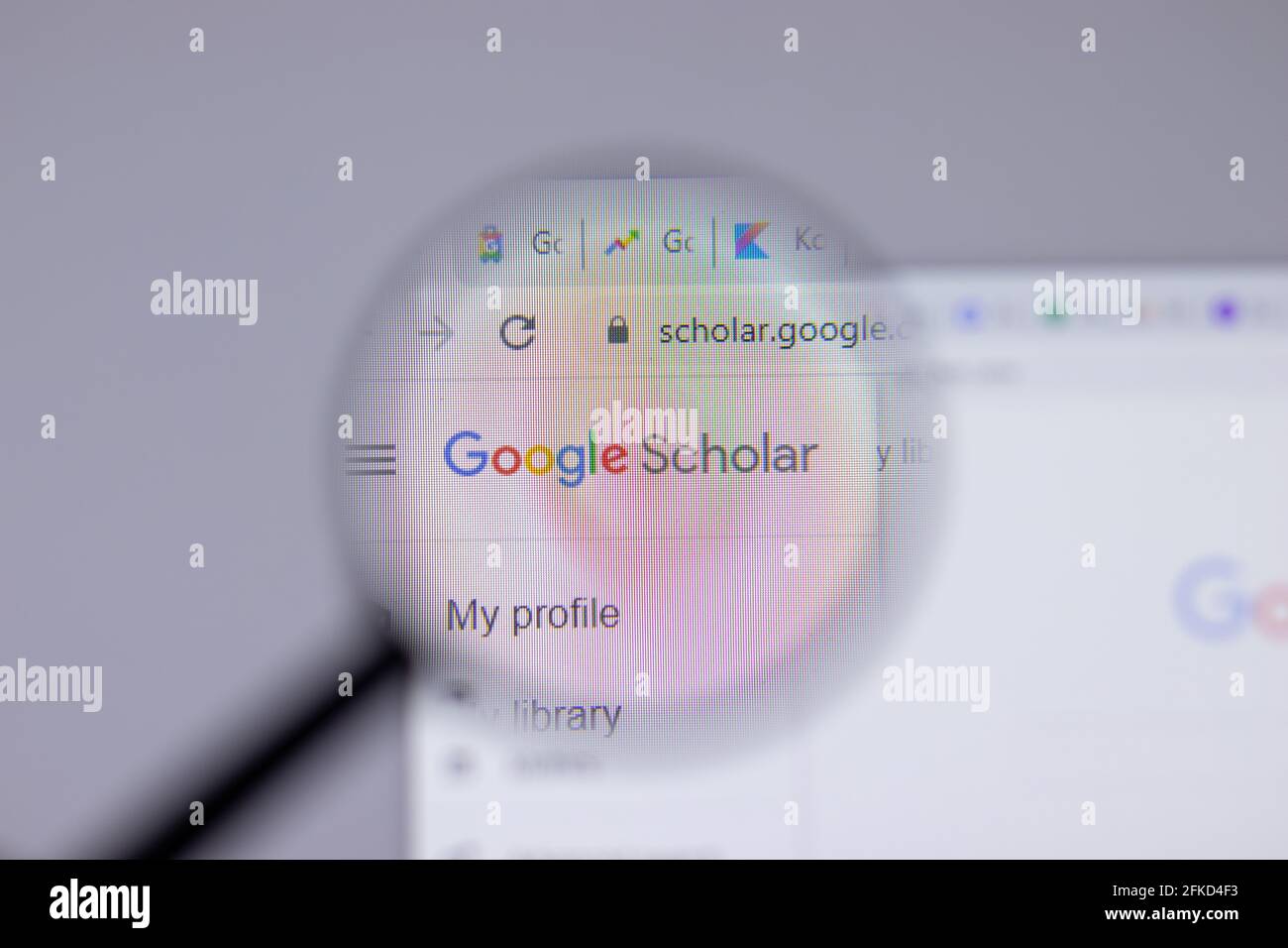 New York, Etats-Unis - 26 avril 2021 : gros plan du logo de la société Google Scholar sur la page du site Web, Editorial Banque D'Images