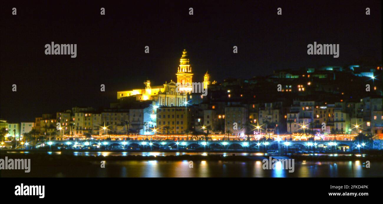 Une vue de Menton la nuit sur la Côte d'Azur, France Banque D'Images