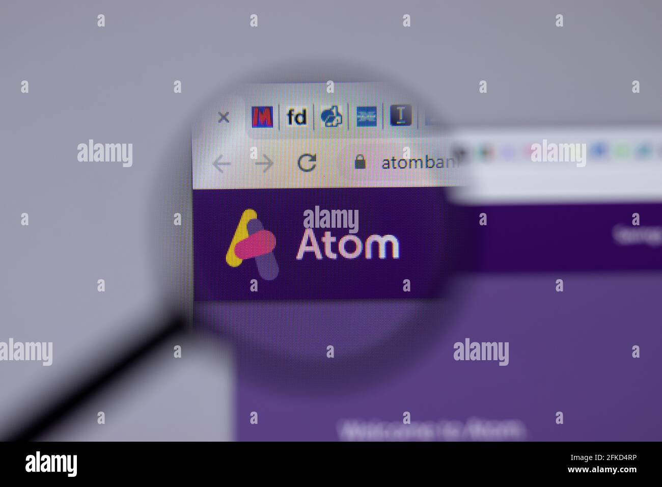 New York, Etats-Unis - 26 avril 2021 : logo de la société Atom Bank gros plan sur la page du site Web, éditorial Banque D'Images