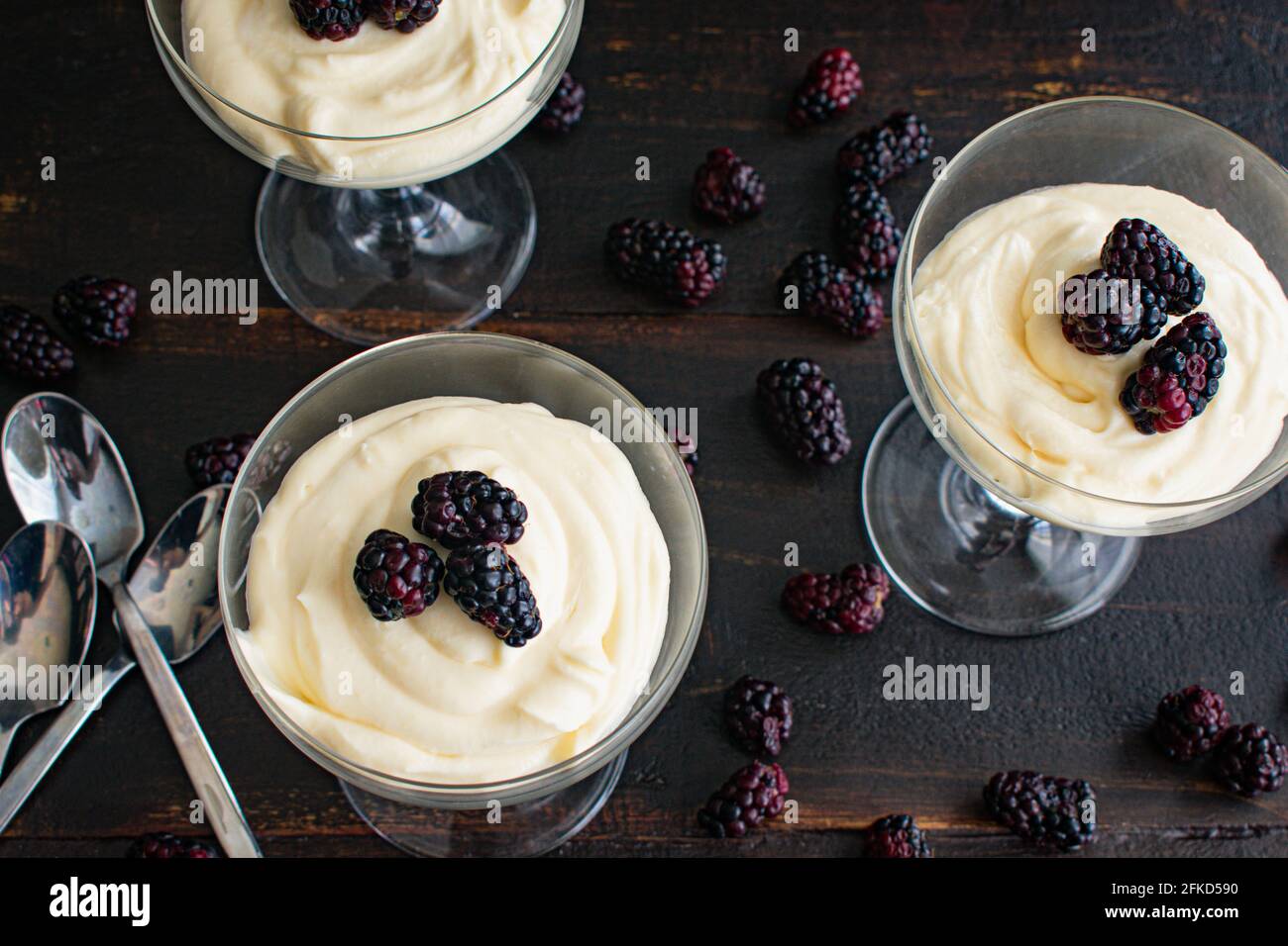 Mousse au citron aux mûres : desserts à base de caillé de citron et de crème nappée de mûres fraîches Banque D'Images